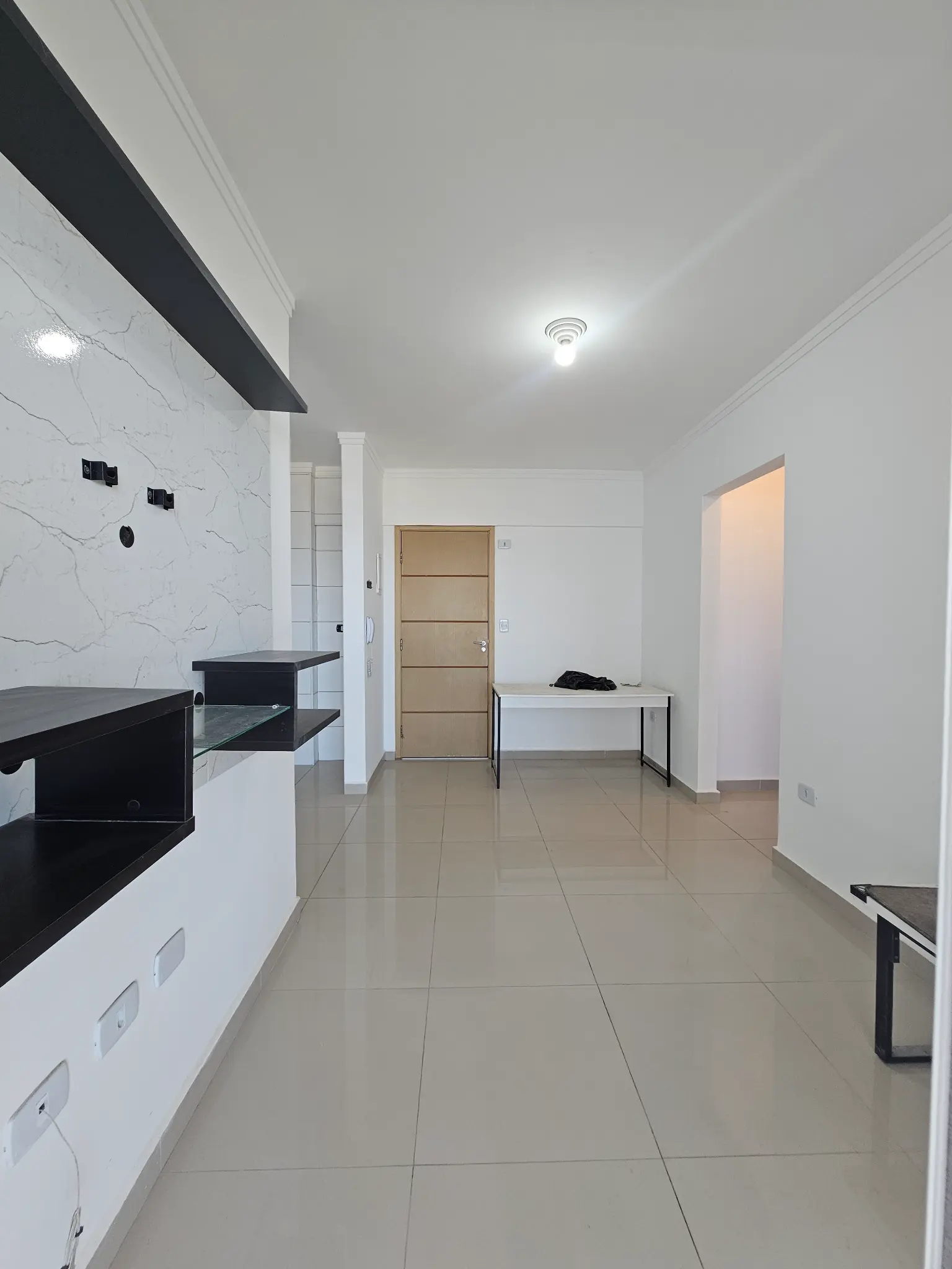 Sala do apartamento com acabamento em porcelanato